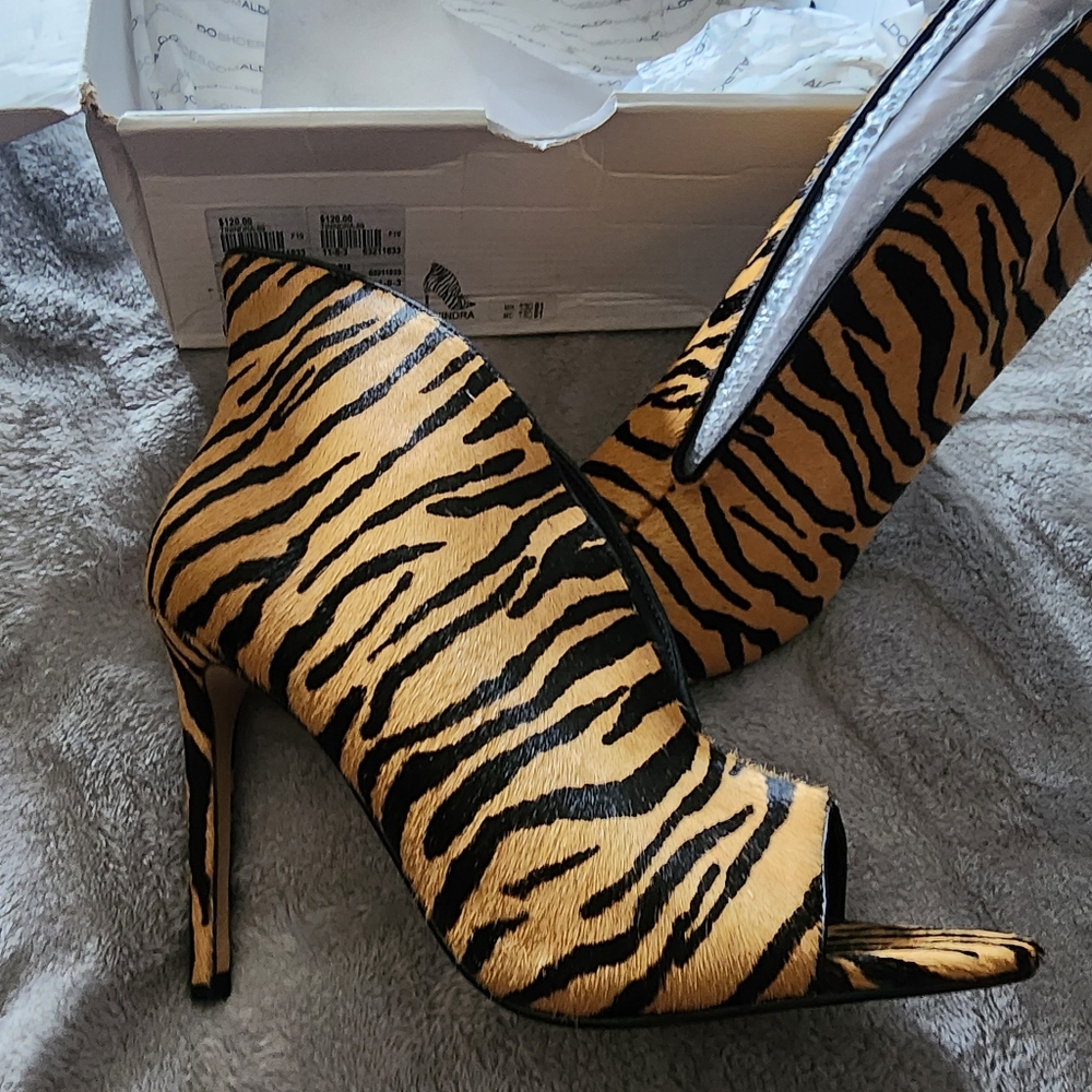 Heels - Picture 2 of 3